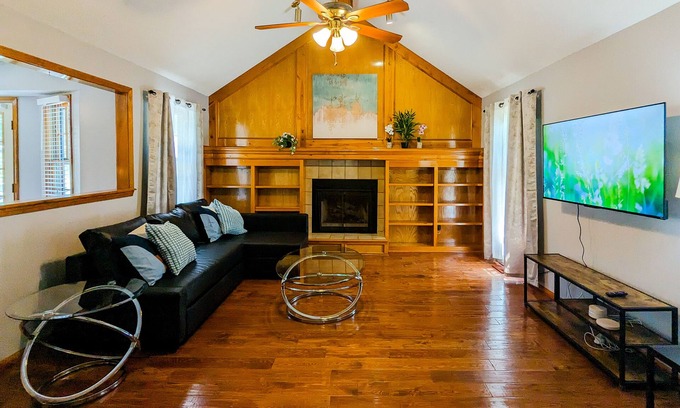 Overland Park Casa | Charming Family Retreat South Overland Park