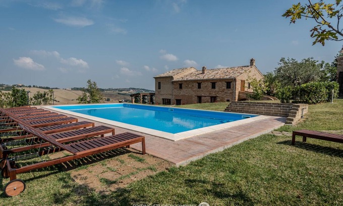 Montegiorgio Villa | Impresionante casa de campo restaurada, baño privado, todas las comodidades, gran piscina
