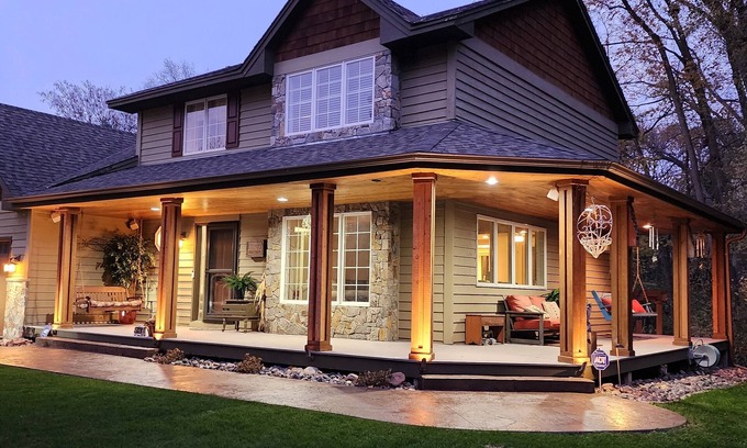 Burnsville Casa | "Charming Five-Bedroom Cottage Destination at Everchanging Seasons!"