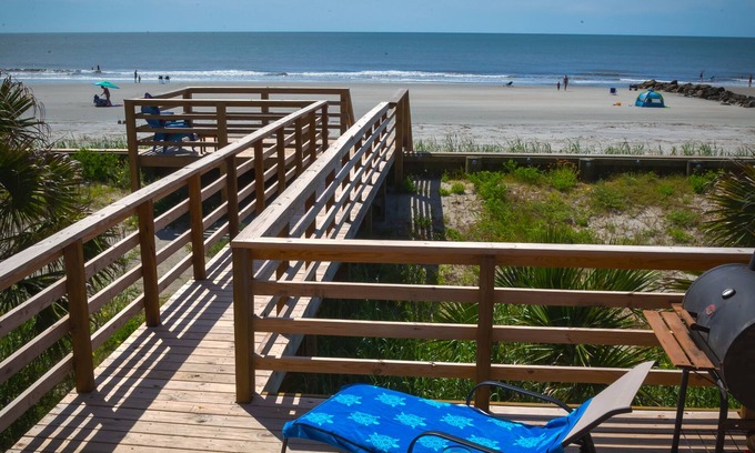 Folly Beach Casa | The Sand Bar: casa frente al mar con acceso privado a la playa y vistas al océano.
