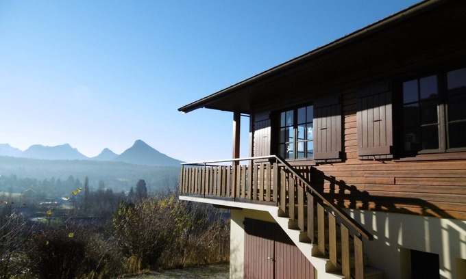 Menthon-Saint-Bernard Chalet De Esquí | Encantador chalet con magníficas vistas del castillo, las montañas y el lago de Annecy.