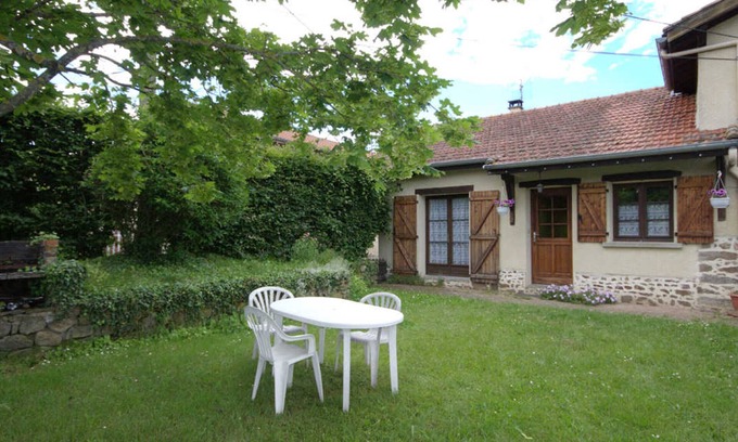 Saint-Medard-en-Forez Cabaña | Casa rural con terraza, jardín, juegos y chimenea