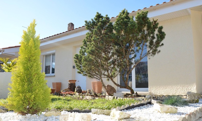 Saint-Medard-en-Jalles Casa | Charming Bordelais pavilion (full accommodation)