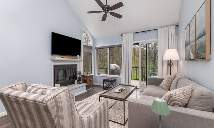 The Galena Territory Villa | Charming Galena Getaway | 2BR Retreat w/ Fireplace