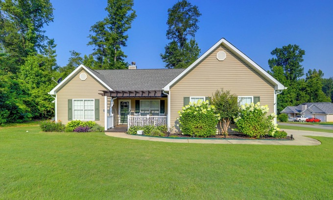 Newnan Casa | Charming Getaway w/ Grill: 2 Mi to Newnan Square!