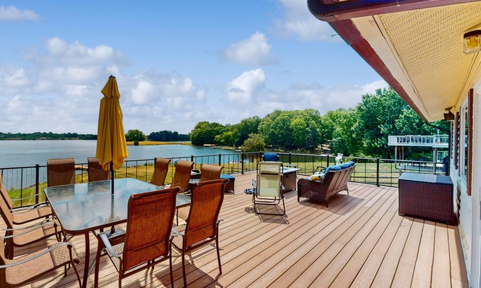 Aspen Hill Casa | Charming getaway with a fireplace, large deck, paddle boards & porch swing