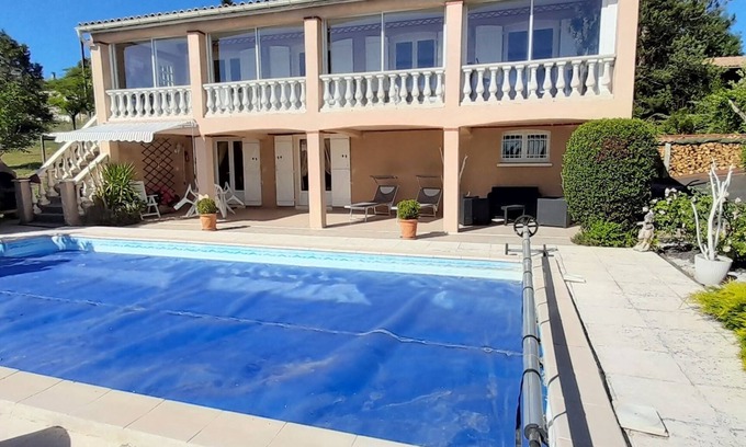 Aussac Apartamento | Encantadora casa de campo con piscina privada y vista panorámica del lago del campo