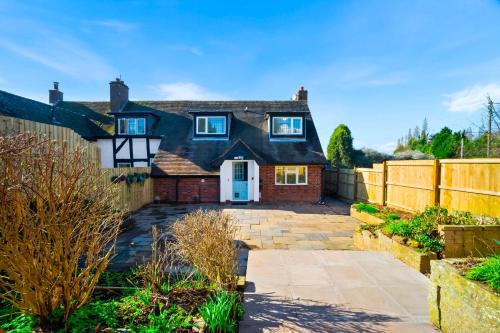 Kidderminster Apartamento | Charming Harvington Cottage - Hot Tub, Pet Friendly, Sleeps 11