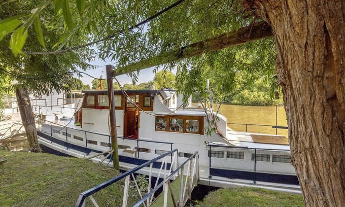 London Borough of Hounslow Alquiler De Eote | Encantador barco histórico amarrado frente a Kew Gardens.