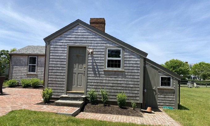 Nantucket Town Cabaña | Charming Historic Downtown Cottage
