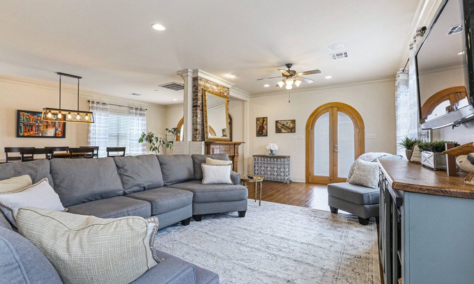 Arabi Casa | Charming Historic Home Near French Quarter - Cozy & Convenient!