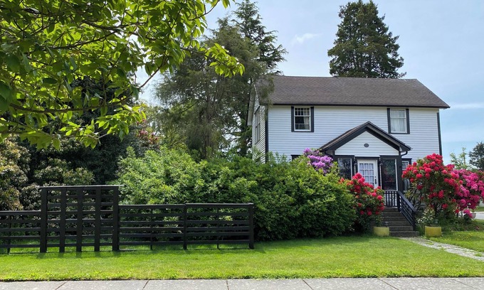 Blaine Casa | Charming historic house in Blaine. 1 block to water, and downtown. 5 min-Canada.