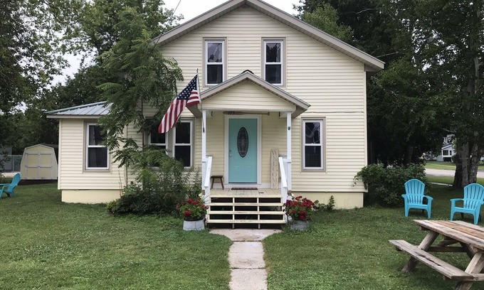 Mackinaw City Casa | Charming Historic Mackinaw City Cottage