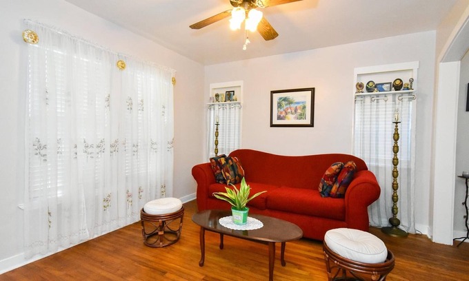 Del Mar Casa | Charming Home Five Minutes To The Beach, Very Close to the Aquarium & Lexington