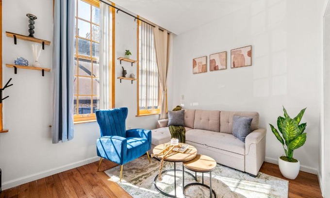 Midtown Village Apartamento | Charming Home In Heart of City With King Size Bed!