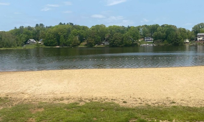 Barnstead Chalet De Esquí | Charming home in Locke Lake community with beach/pool/tennis/golf!