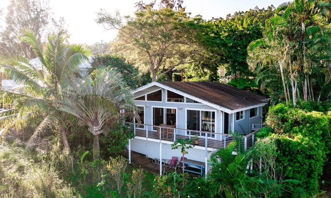 Kukuihaele Casa | Charming home with balcony, washer/dryer & free WiFi – stunning ocean views