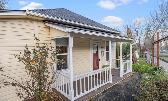 Historic Railroad District Casa | Charming house two blocks from downtown Ashland