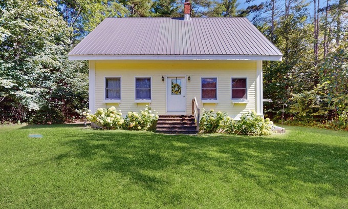 Grafton Casa | Charming house w/ peaceful yard, close to village & recreation, kitchen, w/d