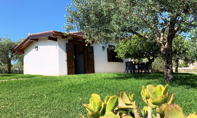 Noto Casa | Encantadora casa con piscina rodeada de naturaleza entre olivos y granados.