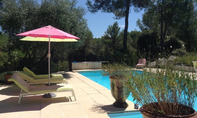 Assas Casa | Encantadora casa con piscina en una madera de pino