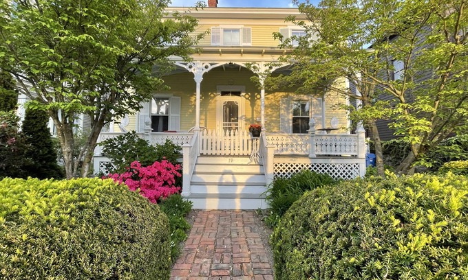 Top of the Hill Casa | Preciosa casa de 3-4 habitaciones en el distrito histórico; A pie de playa, duerme 6-8