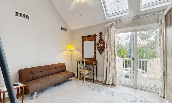 St. Simons Island Condominio | Charming island condo with loft, full kitchen, deck & turtle feeding stations