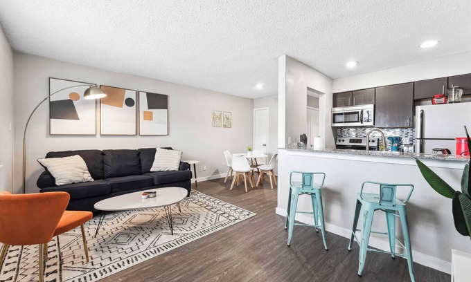 Pleasant Valley Apartamento | Charming King Bed 1BR, 5 Min to DT