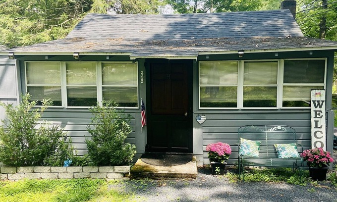 Town of Lumberland Cabaña | Charming lake community cottage with hot tub PET FRIENDLY