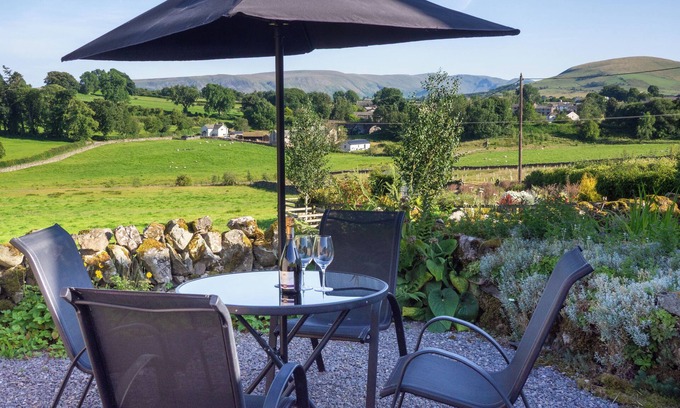 Penrith Casa | Charming Lake District cottage with beautiful views, parking & EV charger.