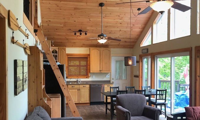 Bracebridge Cabaña | Charming Lake Muskoka Island Cottage