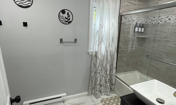 Colchester Casa | Charming Lakeview, 3 Bedroom home in Colchester