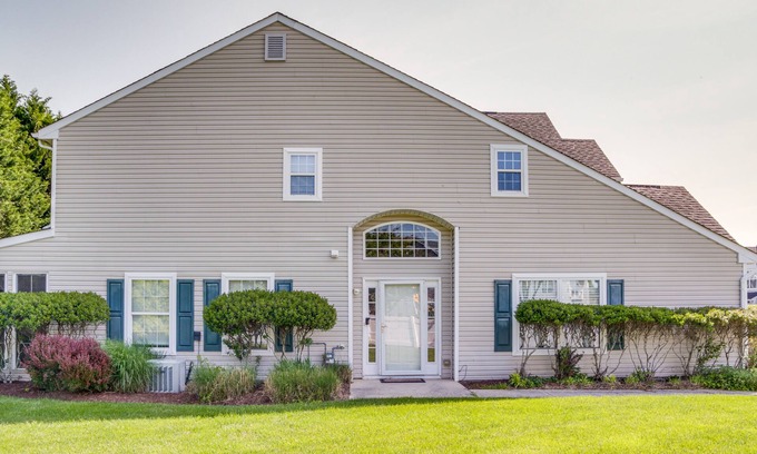 Lewes Casa | Charming Lewes Townhome w/ Sunroom: 5 Mi to Beach!