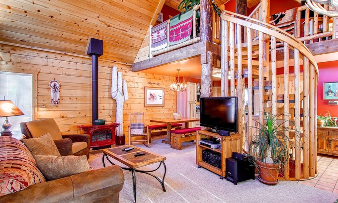 Dillon Casa | Única casa de madera cabina privada situado en el centro, jacuzzi privado, mascotas amigables