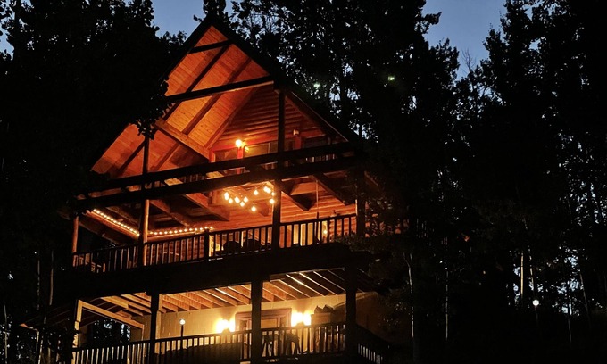 Star Valley Ranch Cabina | Charming log cabin with spectacular views of the valley. Comfy and cozy.
