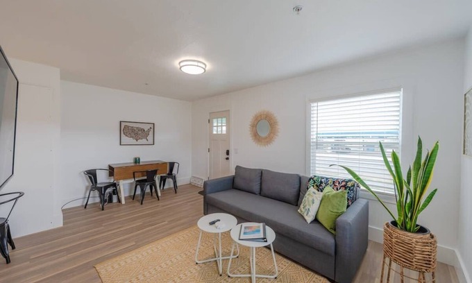 Coos Bay Cabaña | Charming Modern Cottage, Downtown @pinpointstays