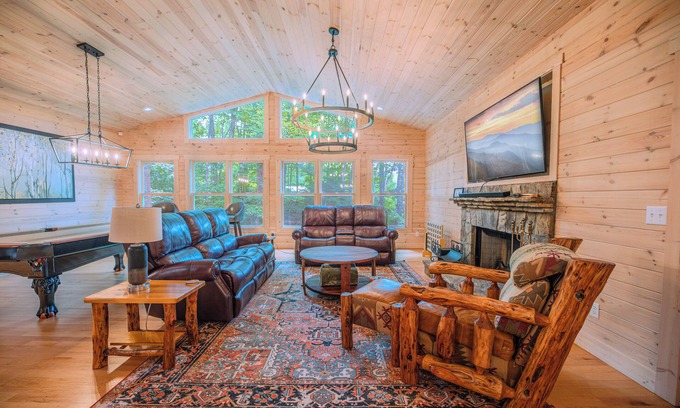 Wildwood Mountain Cabina | Charming Mountain Cabin. 10 min to Highlands/Cashiers. Great WiFi & EV Charger!