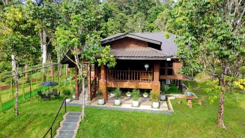 Kampung Besar Casa | Charming Nature Kampung Home for Family Getaways