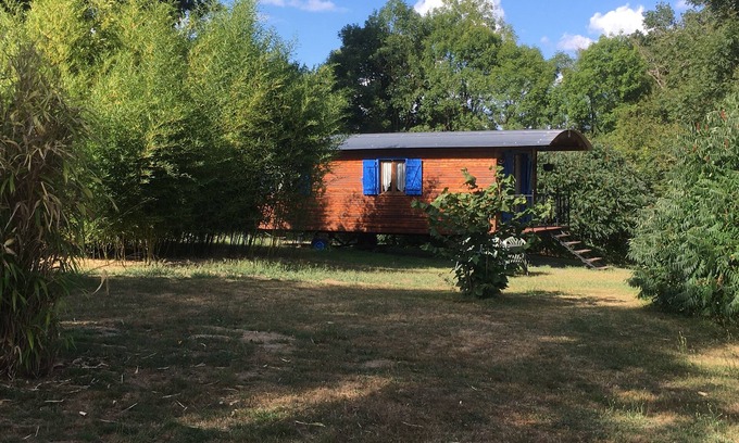 Peyrat-la-Noniere Casa | Charming Neapolitan caravan Peyrat La Nonière on estate with Château pond