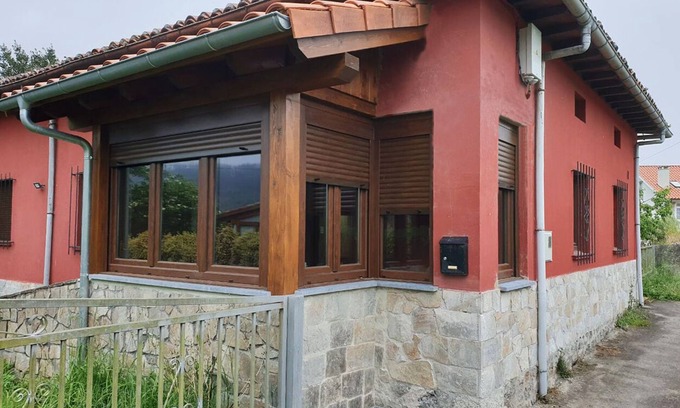 Peruyes Cabaña | Encantadora casa rural recién renovada con amplio terreno de uso exclusivo
