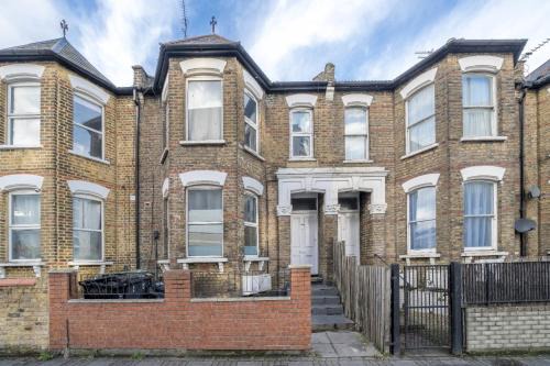 Wood Green Apartamento | Charming North London Stay -2BR Home - Private Yard