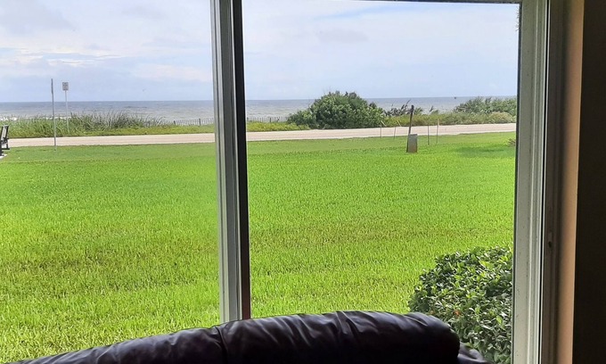 Glenwood Casa | Charming Oceanfront 2-bedroom townhome with AC, WiFi in superb Ormond by the Sea