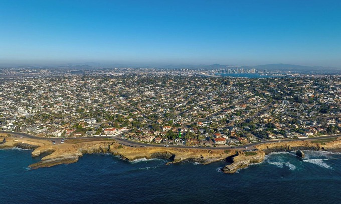 Sunset Cliffs Casa | Charming Oceanfront master suite B