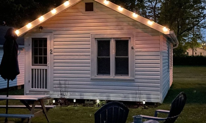 Geneva-on-the-Lake Cabaña | Charming One Bedroom Lake Erie Cottage in Geneva-On-The Lake