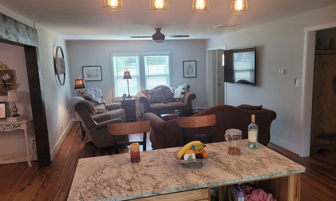 McDonough Casa | Charming open floor plan 3-bedroom house for a comfortable getaway