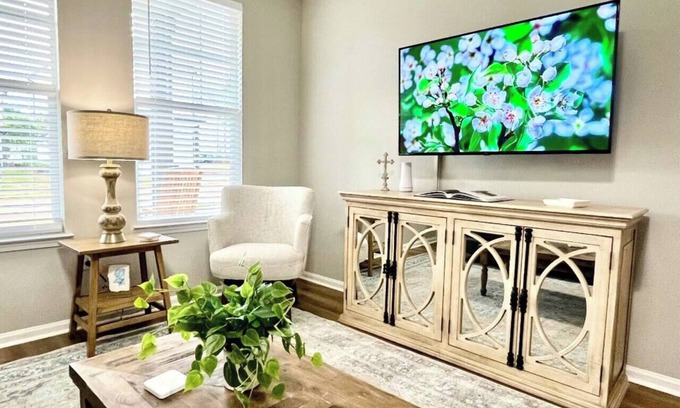 Oxford Cabaña | Charming Oxford Retreat with 3 Bedroom Suites!