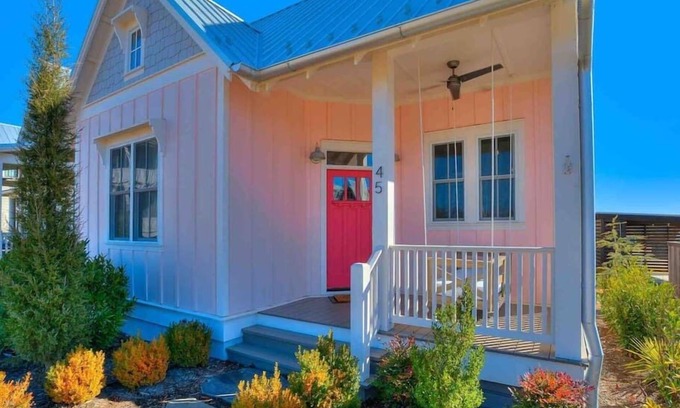 Eufaula Casa | Charming Pink House! Steps to Boardwalk Pool!