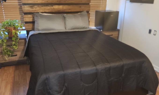 Dallas Cama Y Desayuno | Charming Private 1-Bedroom in Main House with WiFi and AC in serene Dallas, Tx
