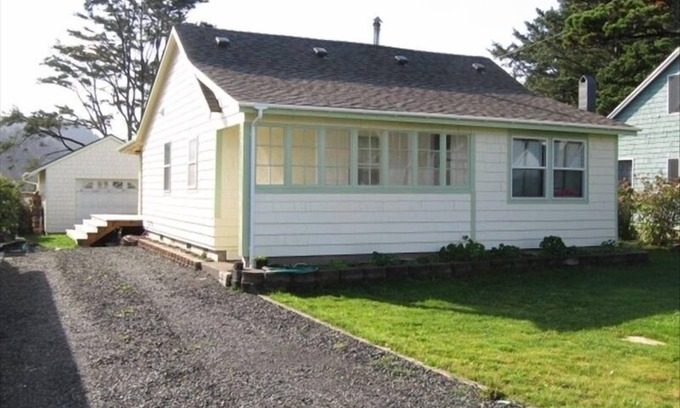 Yachats Casa | Encantador bungalow renovado de 1922 en el corazón del pueblo de Yachats