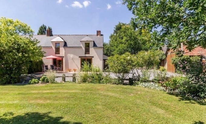 Plesse Cabaña | Casa rural con jardín y actividades, ideal para familias y escapar al campo.